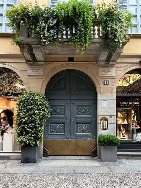 via fiori chiari milano gucci